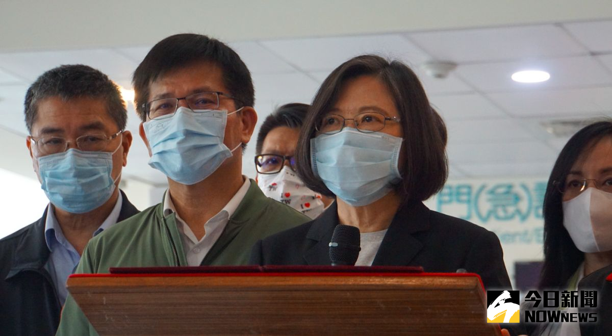 ▲在交通部長林佳龍、衛福部長陳時中、內政部長徐國勇、花蓮縣長徐榛蔚陪同下，蔡英文上午前往國軍花蓮總醫院探視太魯閣出軌事故受傷住院的民眾。（圖／記者呂炯昌攝，2021.04.03）