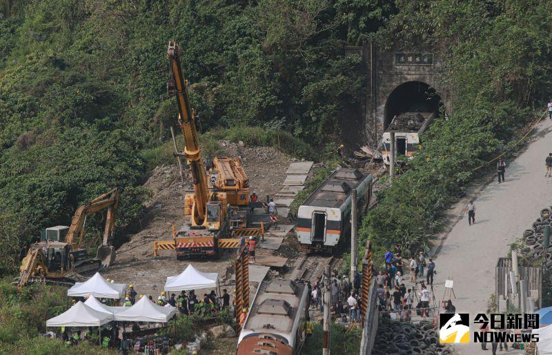▲台鐵408車次太魯閣列車事故現場,台鐵人員準備在現場吊掛車體。(圖/記者葉政勳攝,2021.04.03)