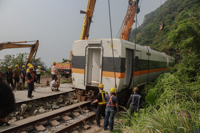 ▲太魯閣號昨（2）日發生遭工程車滑落撞擊出軌意外，旅居東京的台灣建築師李昀蓁也透過親身經驗，分享日本人在工地內外對於工安的嚴謹要求。（圖／記者葉政勳攝，2021.04.03）