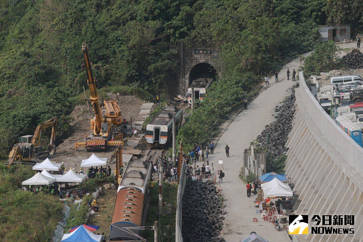 ▲太魯閣發生出軌意外，相關人員正在全力救援與搶修。（圖／記者葉政勳拍攝）