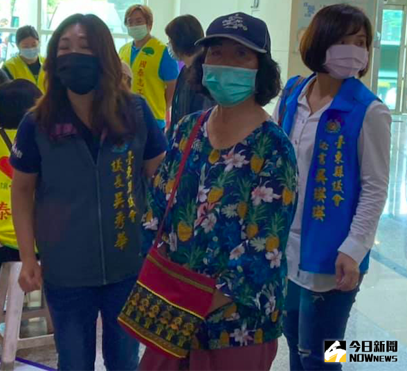 ▲台鐵408車次太魯閣出軌意外,傷者家屬朱女士表示平安就好。(圖/記者呂炯昌攝,2021.04.03)