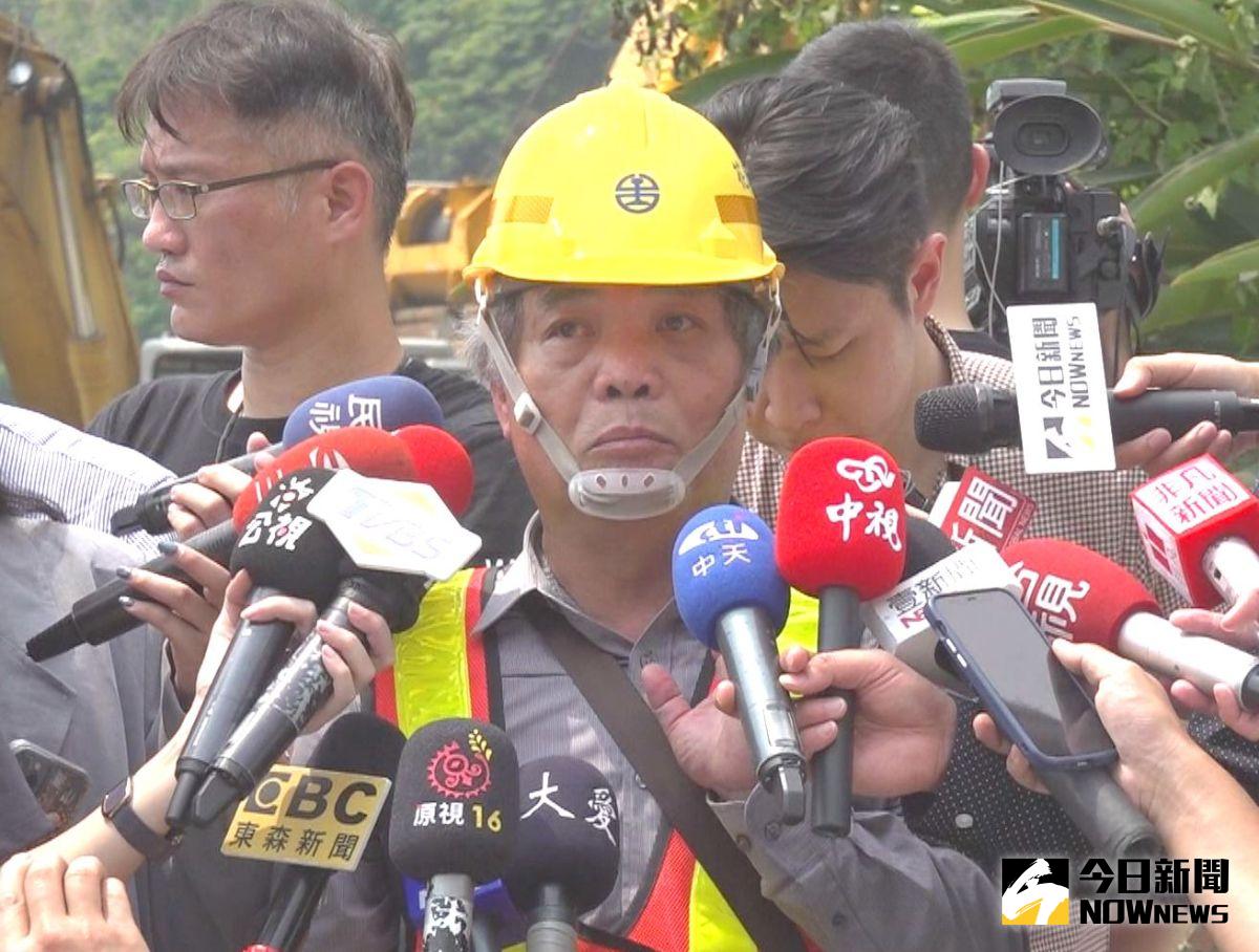 ▲台鐵工務處長陳仲俊指出，該路段的邊坡整治工程在連假期間是處於停工狀態，李姓司機為何獨自前往視察與人為因素肇事責任，運安會仍在持續調查。（圖／記者王嘉鴻攝，2021.04.03）