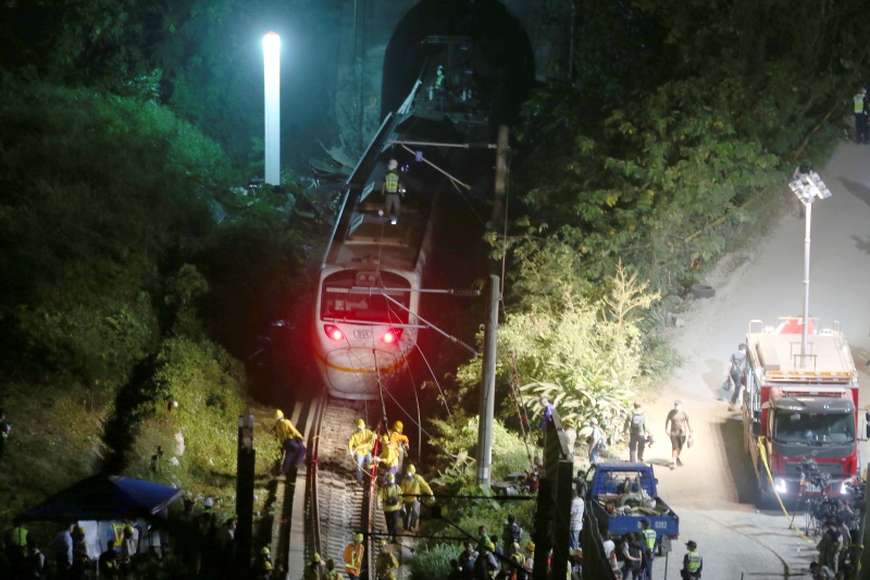 ▲台鐵太魯閣號昨天在花蓮清水隧道發生出軌事故,目前造成50人罹難,日本各大媒體都有報導。有日本鐵道專家受訪分析,隧道空間狹小是造成這起事故傷亡如此慘重的主因。(圖/美聯社/達志影像)