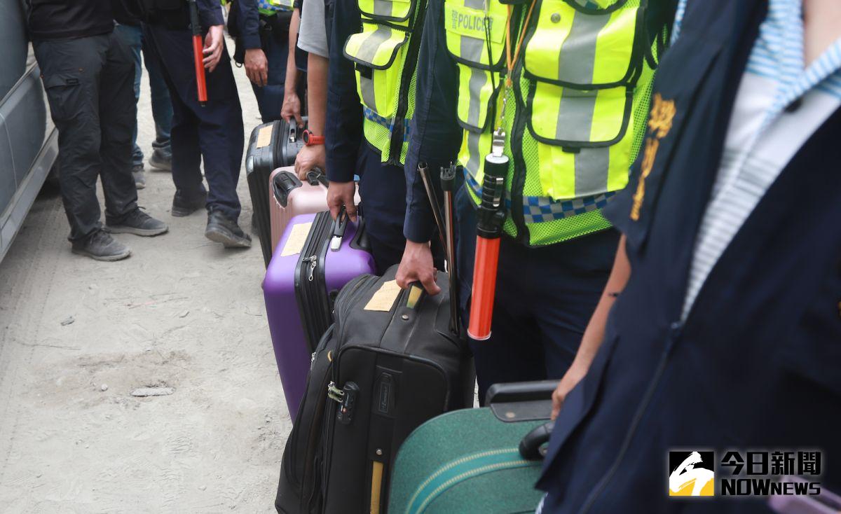 ▲花蓮地檢署主任檢察官曾開源表示，目前已經將第三車廂的相關遺失物、行李均搶救出，請民眾前往火車站認領。（圖／記者葉政勳攝,2021.04.03）