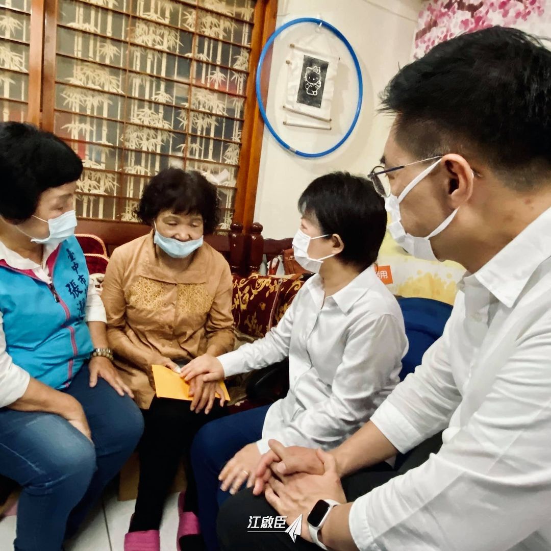 ▲國民黨主席江啟臣（右一）與台中市長盧秀燕（右二）去探望不幸殉職的台鐵司機袁淳修家人，江說，年輕生命殞落令人心痛。（圖／取自江啟臣臉書）