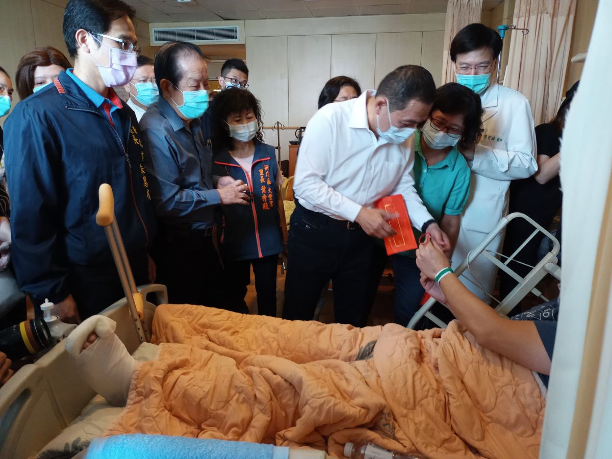▲新北市長侯友除致贈5000元的慰問金，祝福早日康復外，也安慰病床上的陳致全指出，「你剛上任還沒跟你道賀」，陳忠作任公職的期間行善積福，才能保佑子孫平安。（圖／新北市政府社會局提供）