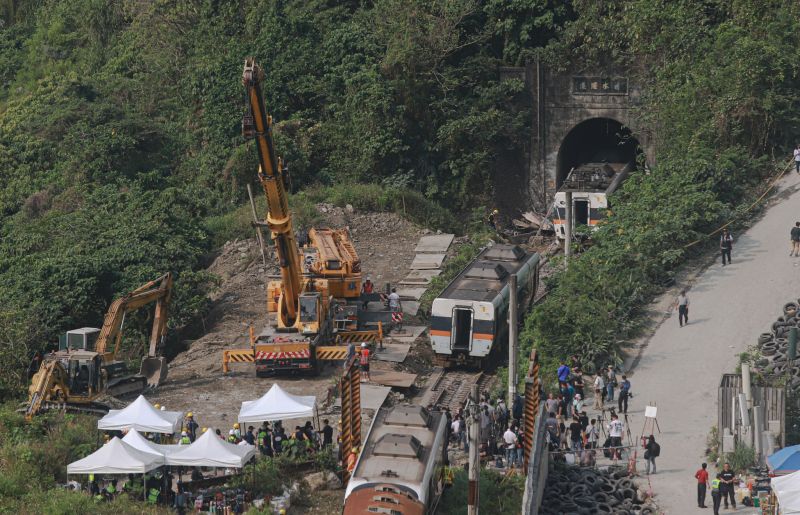 ▲太魯閣號事故帶走49條人命，成為台灣近半世紀來最嚴重的的鐵道事故。（圖／NOWnews資料照，記者葉政勳攝）