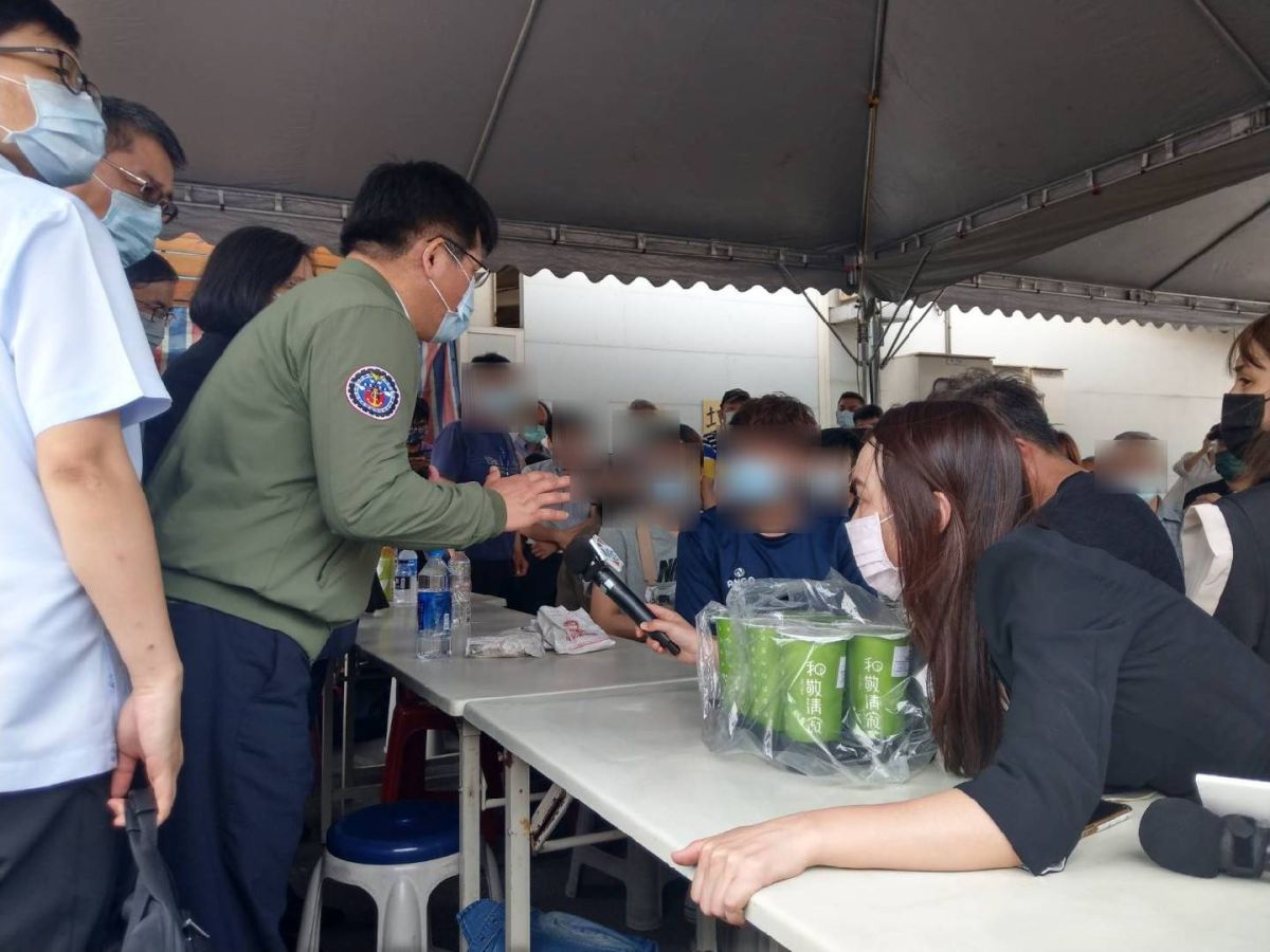 ▲交通部長林佳龍赴花蓮殯儀館慰問家屬。（圖／交通部提供）