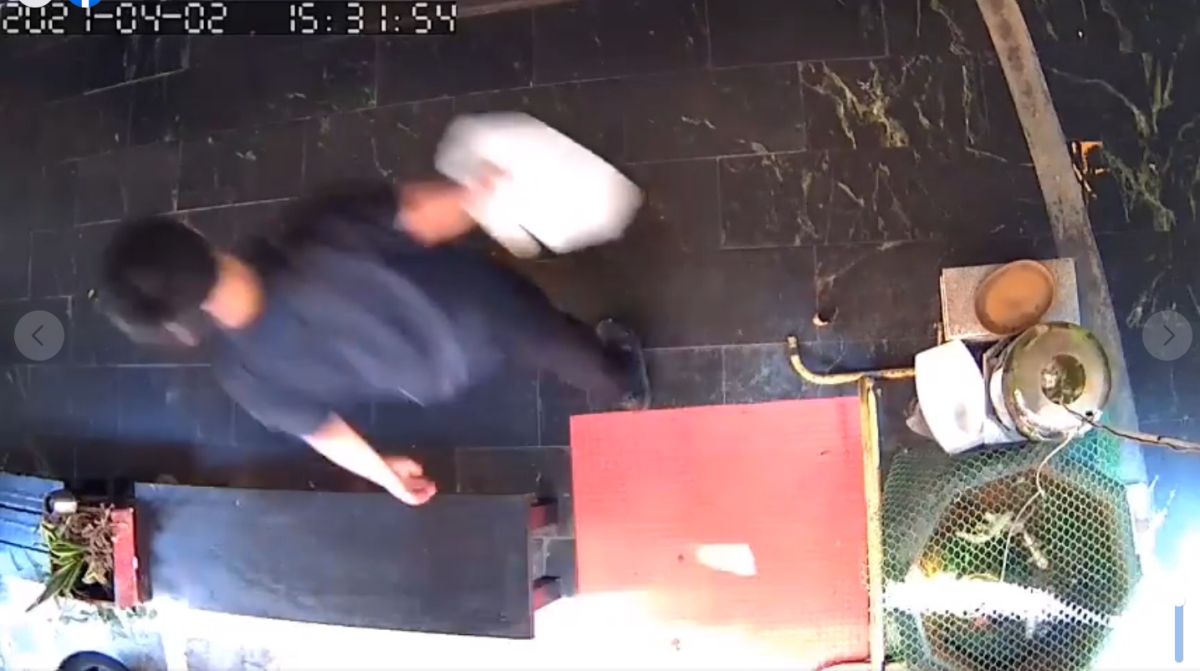 ▲民眾懷疑男子將汽油倒入水溝，引發附近居民驚惶，警方調查發現男子到的是防止孑孓滋生的藥劑，不是汽油，誤會一場。（圖／翻攝畫面）