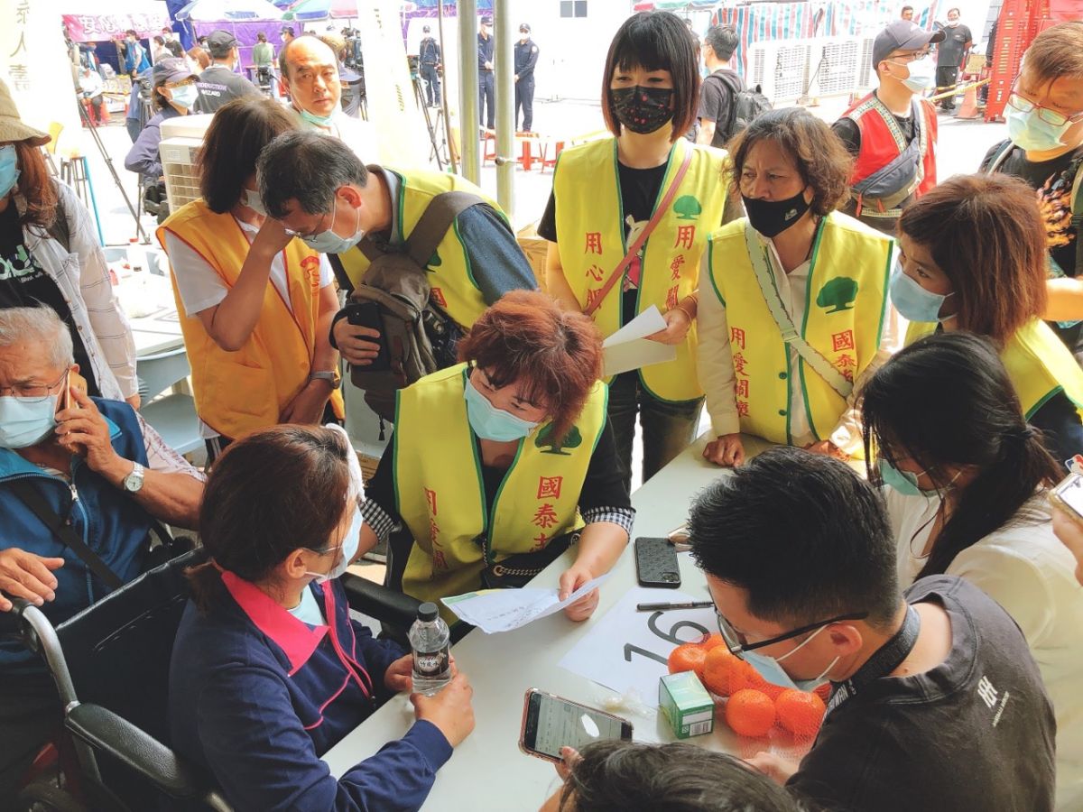 ▲國泰人壽保戶一家四口返鄉掃墓，倖存者張太太由國泰志工陪伴處理後續事宜。（圖／國泰提供）