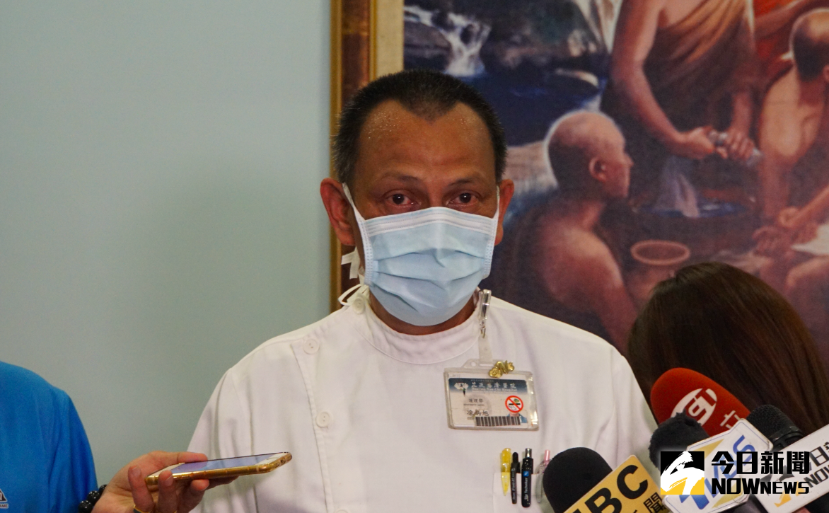 ▲慈濟護理長涂炳旭被拍到騎著機車從花蓮市趕到太魯閣出軌事故現場救援。（圖／記者呂炯昌攝，2021.04.03）