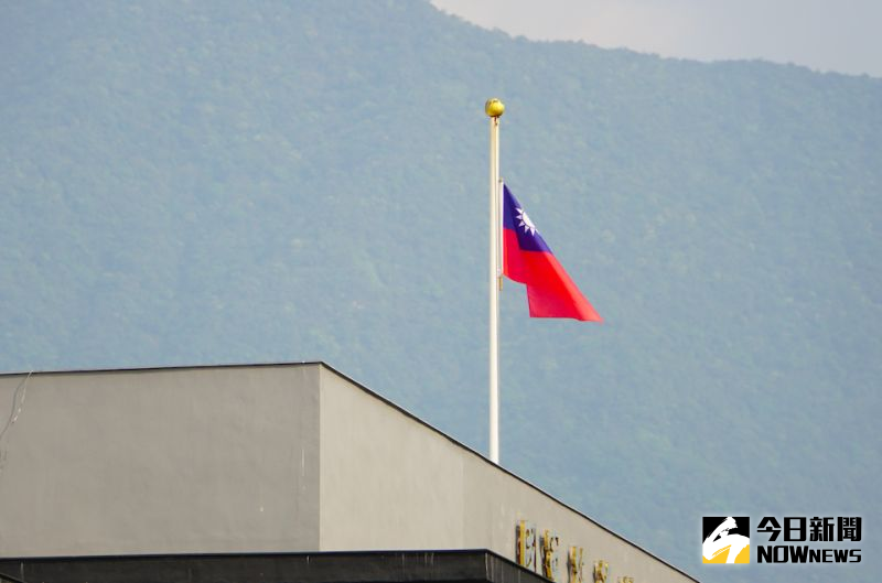 ▲台鐵太魯閣號出軌意外釀慘重死傷,政院下令全國降半旗3天。(圖/記者呂炯昌攝)