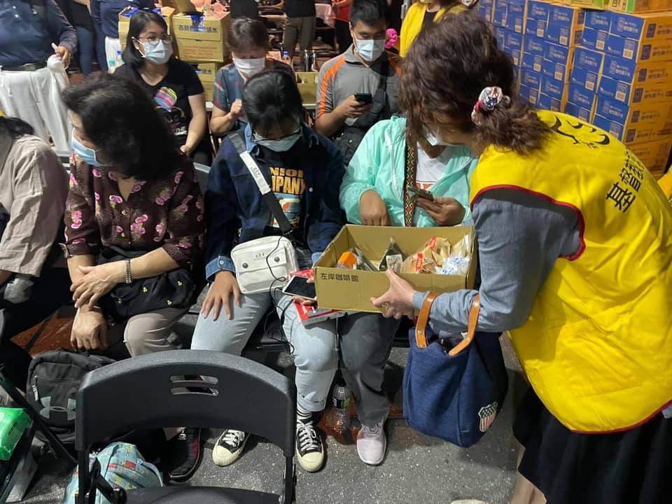 ▲超商業者力挺辛苦的救護跟家屬，花蓮事故現場送上愛心物資。（圖／統一超商提供）
