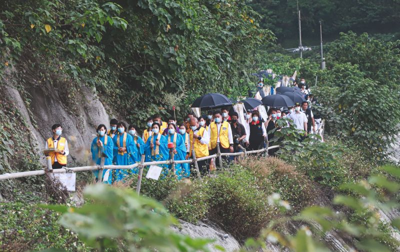 ▲家屬赴太魯閣出軌現場招魂。(圖/記者葉政勳攝,2021.04.03)