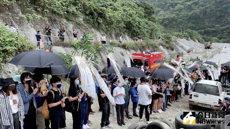 ▲下午約3點左右,上百名罹難者家屬在宗教團體、當地志工的陪同下揮舞超過20面招魂幡,哭喊著已逝親友的名字。(圖/記者黃仁杰攝,2021.04.03)
