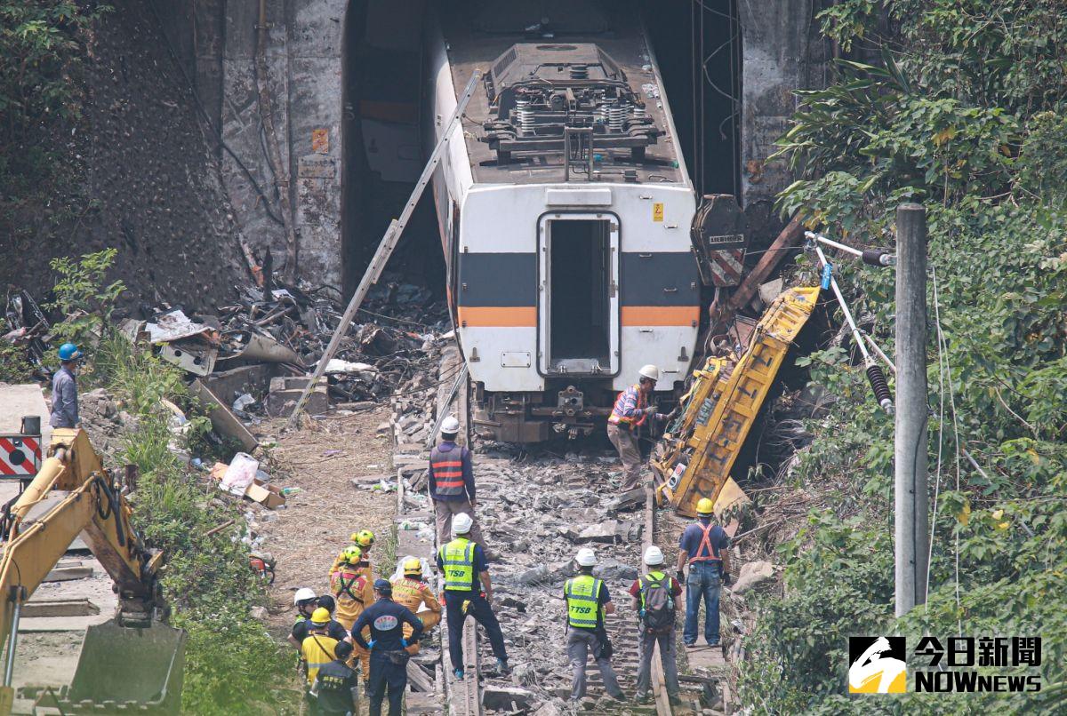 ▲台鐵太魯閣出軌釀成48人死亡、188人輕重傷，網友討論「台鐵民營化」可能性與利弊。（圖／記者葉政勳攝,2021.04.03）