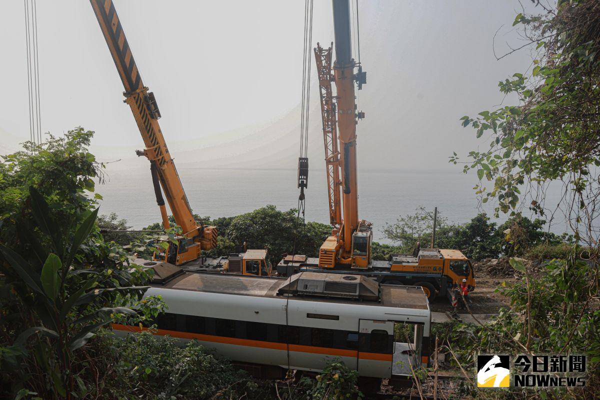 ▲太魯閣出軌意外，台鐵持續搶修拖吊變形車廂。（圖／NOWnews，記者葉政勳攝）