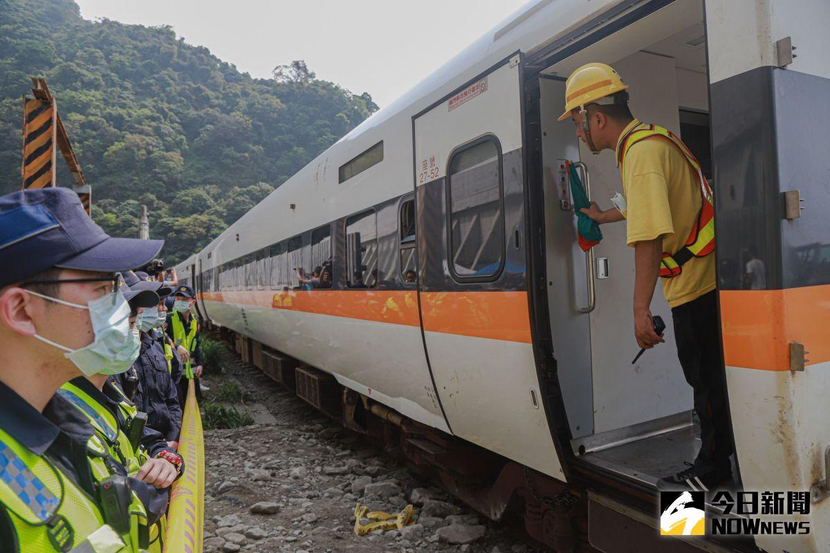 ▲台鐵局全力進行搶通作業，啟動24小時輪班，力拚7日內完成復駛。（圖／
NOWnews，記者葉政勳攝）