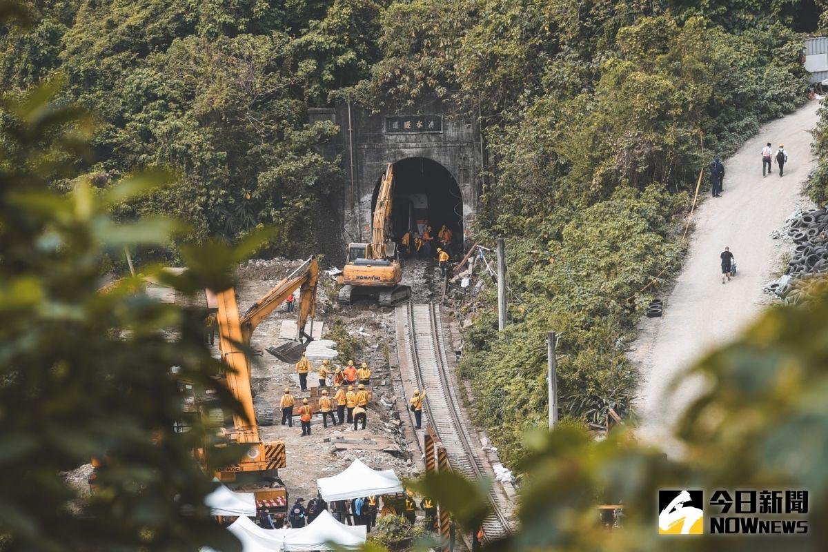 ▲台灣土木技師公會和台灣世曦公司也派出16名工程、土木專家，將針對隧道狀況進行評估。（圖／記者陳明安攝,2021.04.04）