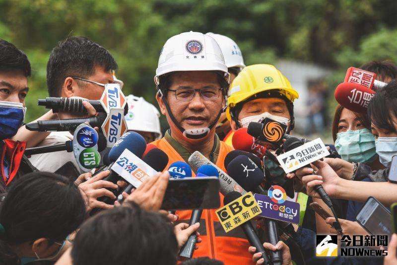 ▲林佳龍進一步說明,之後的檢測報告內容,會包含是否可以通車或需要結構補強,「沒有安全就沒有通車」。(圖/記者陳明安攝,2021.04.04)