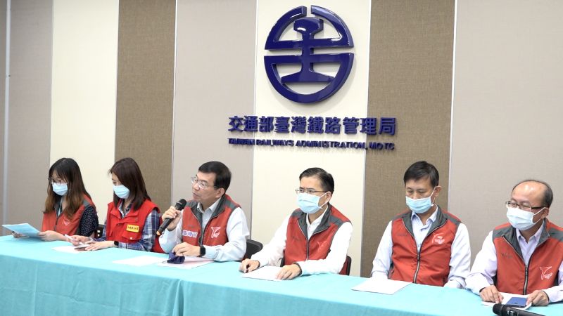 ▲交通部次長王國材(持麥克風者)4日表示,為確認東正線結構安全,最快20日才能通車。(圖/記者劉俊佑攝)