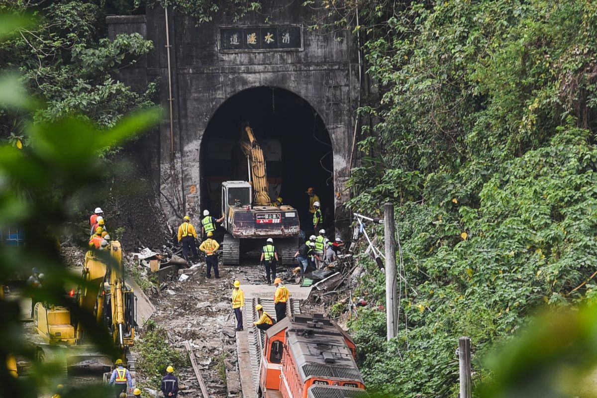 ▲太魯閣號2日發生出軌意外，一名倖存乘客回憶起當下看見的暖心畫面，發文感謝殉職司機。（圖／記者陳明安攝，2021.04.04）