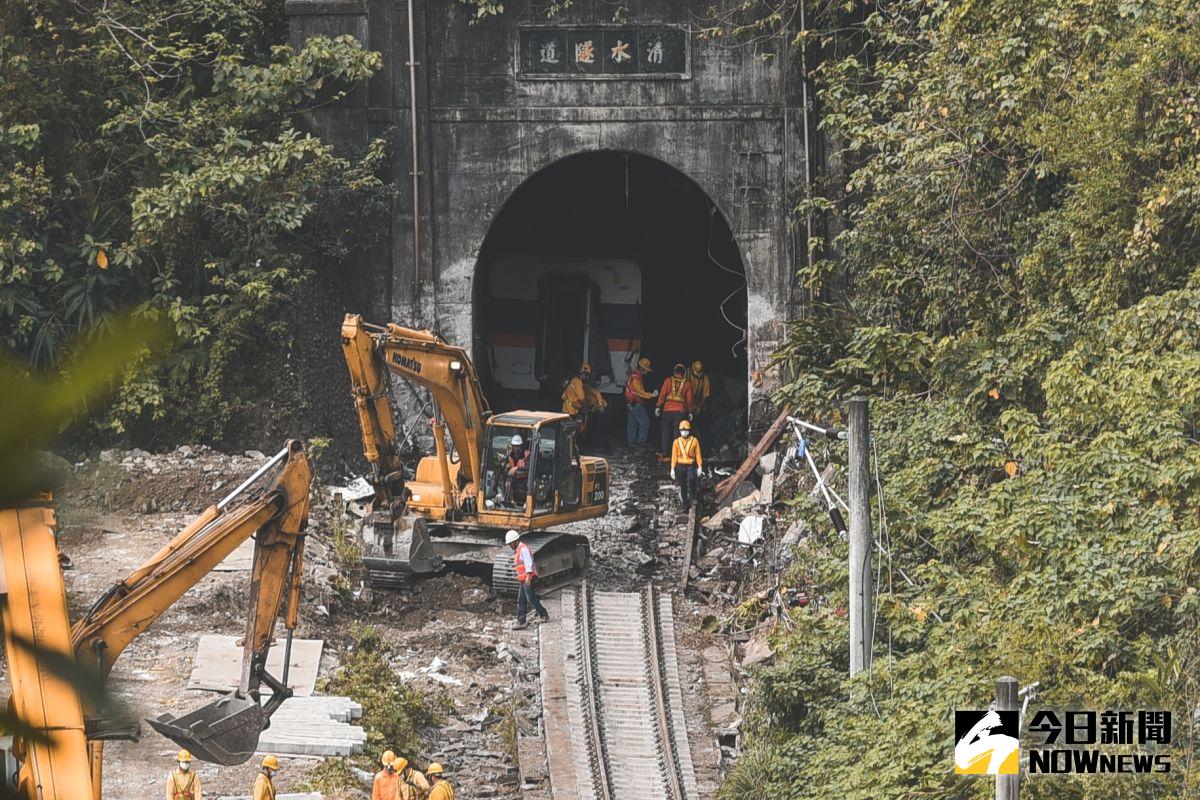 ▲由於疑似找到肇事工程車的行車記錄器，台鐵將暫時中止車廂拖吊作業。（圖／NOWnews，記者陳明安攝）