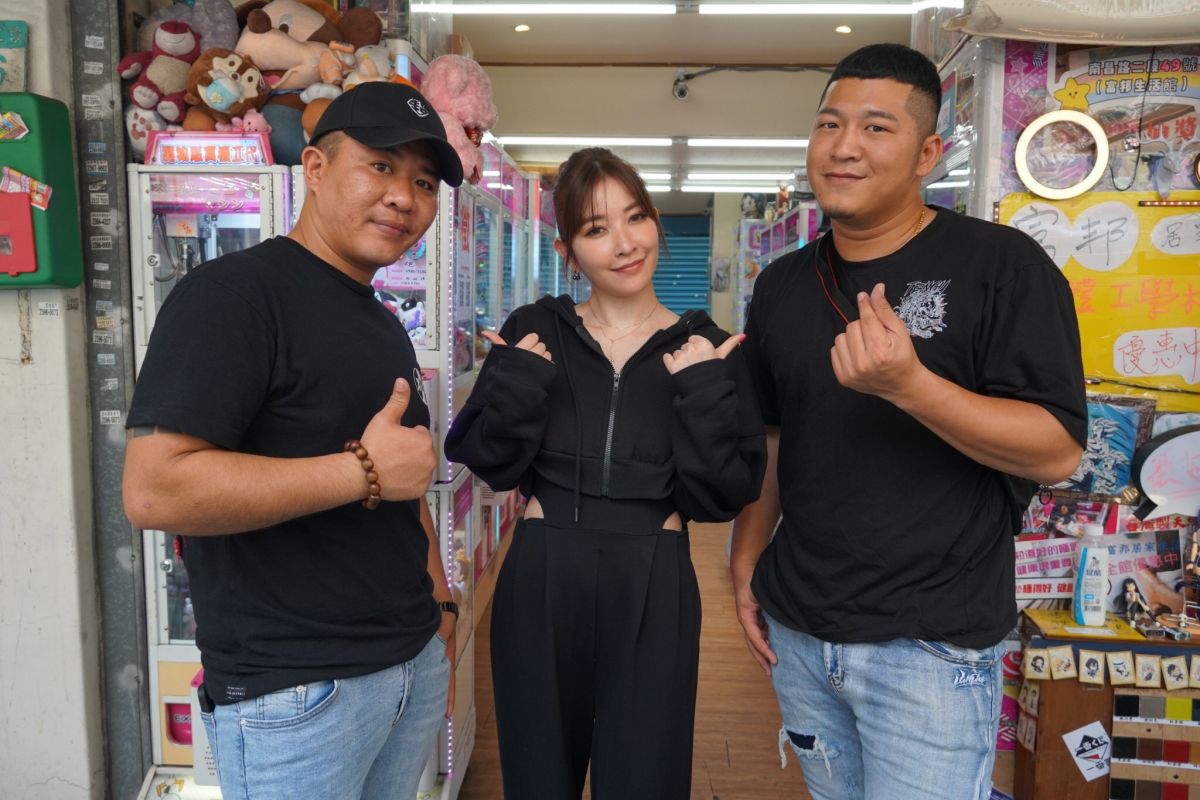 ▲超艾夾（左起）、許維恩、草爺拍攝公益影片。（圖／紅心字會）