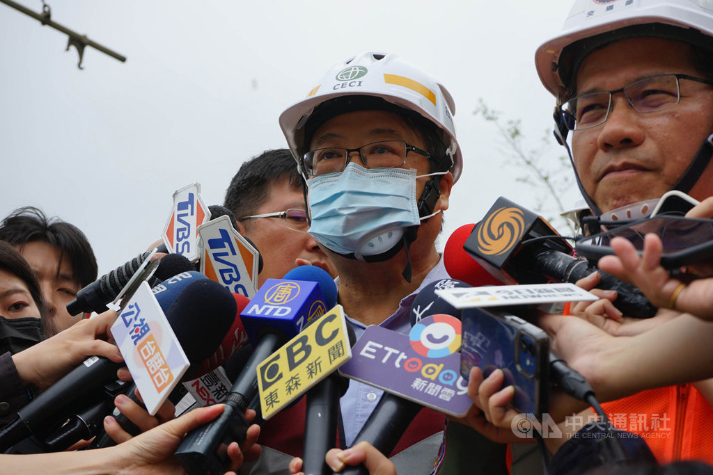 ▲台鐵太魯閣號2日發生出軌事故，4日交通部邀請工程顧問公司及台灣省土木公會檢測清水隧道受損情形，台灣世曦副總經理李元唐（右2）建議安裝長期監測系統。中央社記者李先鳳攝 110年4月4日