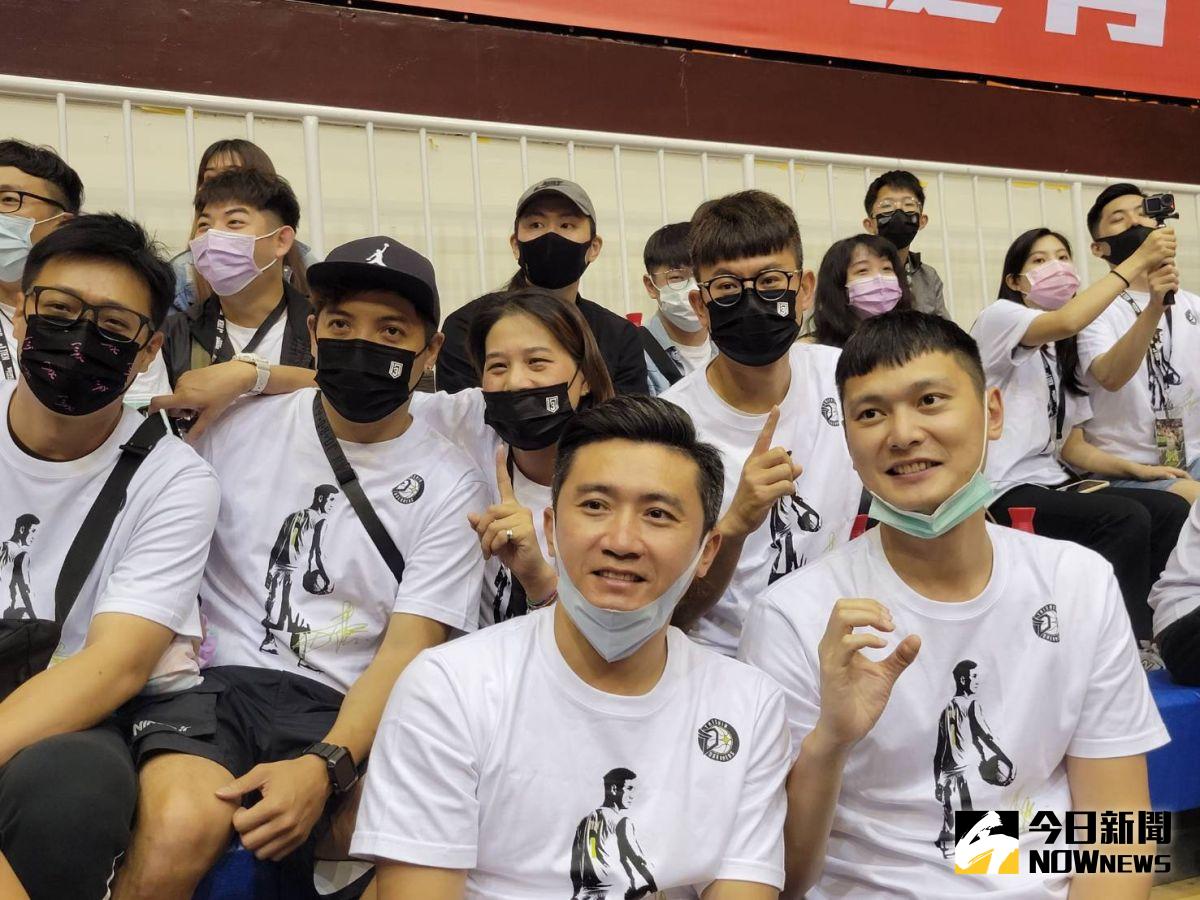 ▲田壘將在今天退役，謝玉娟(後排中)，以及范耿祥、陳子威等昔日戰友到場加油。（圖／黃建霖攝）