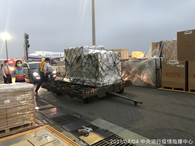 ▲今（4）日首批COVAX獲配AstraZeneca COVID-19疫苗抵台。（圖／指揮中心提供）