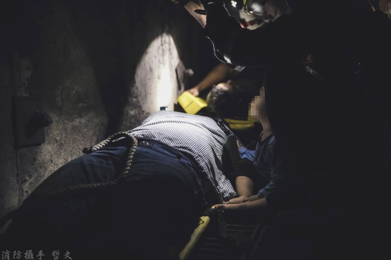 ▲吳坤佶醫師蹲坐隧道裡，為驚嚇的小男童帶來最大的安慰。（圖／義消蔡哲文授權提供）