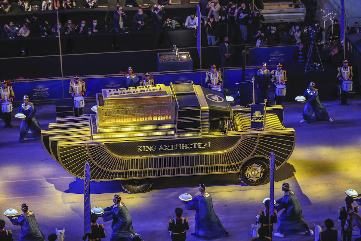 ▲埃及將古埃及22具法老、女王的木乃伊運至新博物館，在街道進行「黃金遊行」。（圖／美聯社／達志影像）