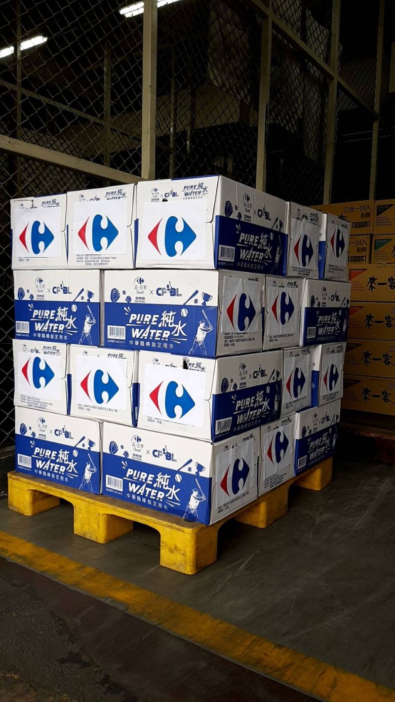 ▲家樂福全力提供物資支援,準備礦泉水600cc共28箱與泡麵16箱至花蓮消防局救災大隊。(圖/家樂福提供)