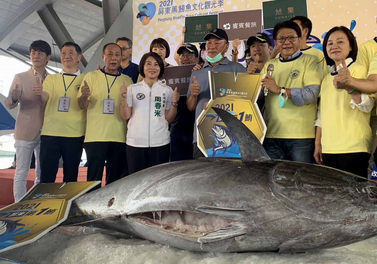 ▲2021年屏東「第一鮪」，4 日上午在東港魚市場舉行拍賣，由縣長潘孟安擔任拍賣官帶動炒熱氣氛下，最後由饗賓餐旅集團以每公斤1萬元標得，創下第一鮪每公斤單價歷年新高。（圖／屏東縣政府提供, 2021.04.04）