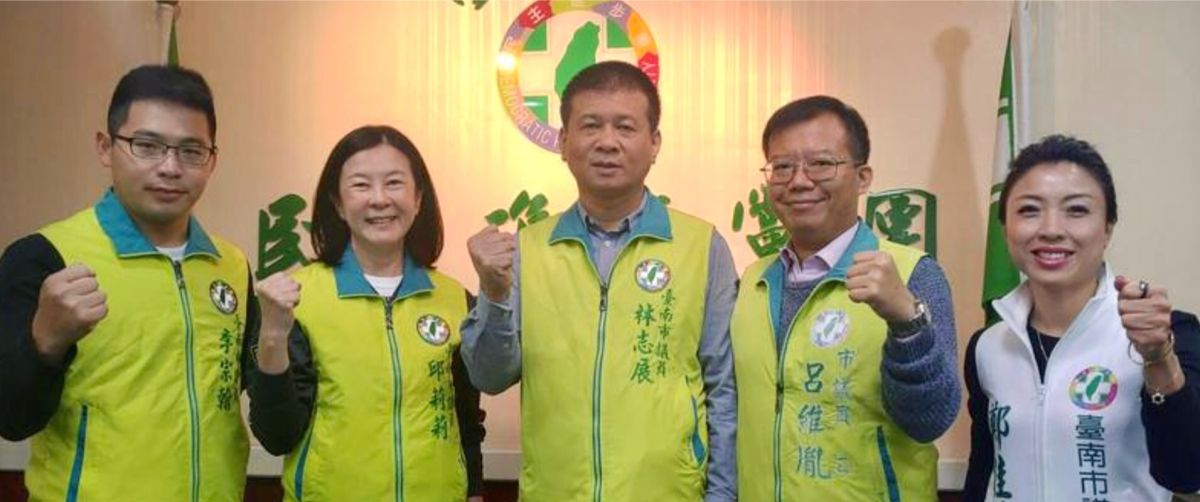 ▲左起，民進黨市議員李宗翰、邱莉莉、民進黨黨團總召林志展、副總召呂維胤、幹事長鄭佳欣，捐款盼拋磚引玉，喚起更多回響（圖／民進黨台南市黨部提供）