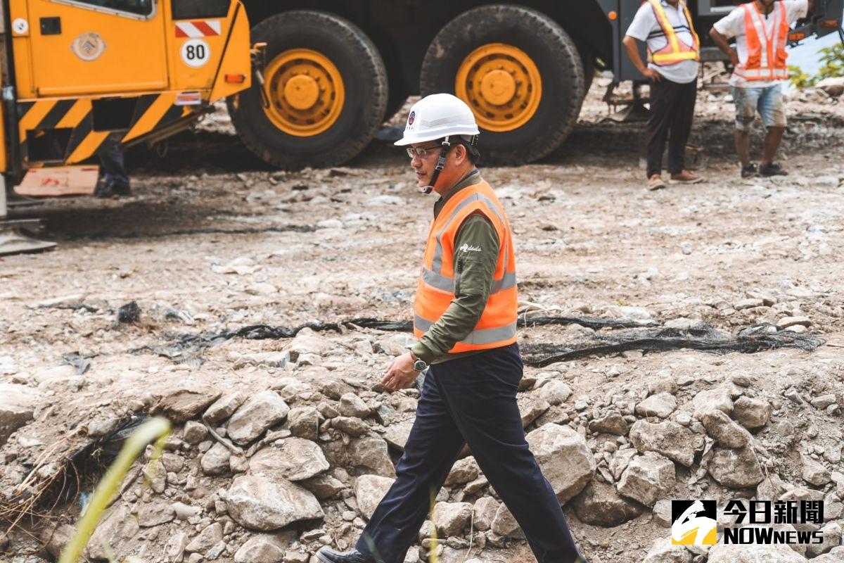 ▲▲太魯閣號2日發生出軌意外，釀成51死、2百人輕重傷的慘劇。圖為交通部長林佳龍。（圖／記者陳明安攝，2021.04.04）