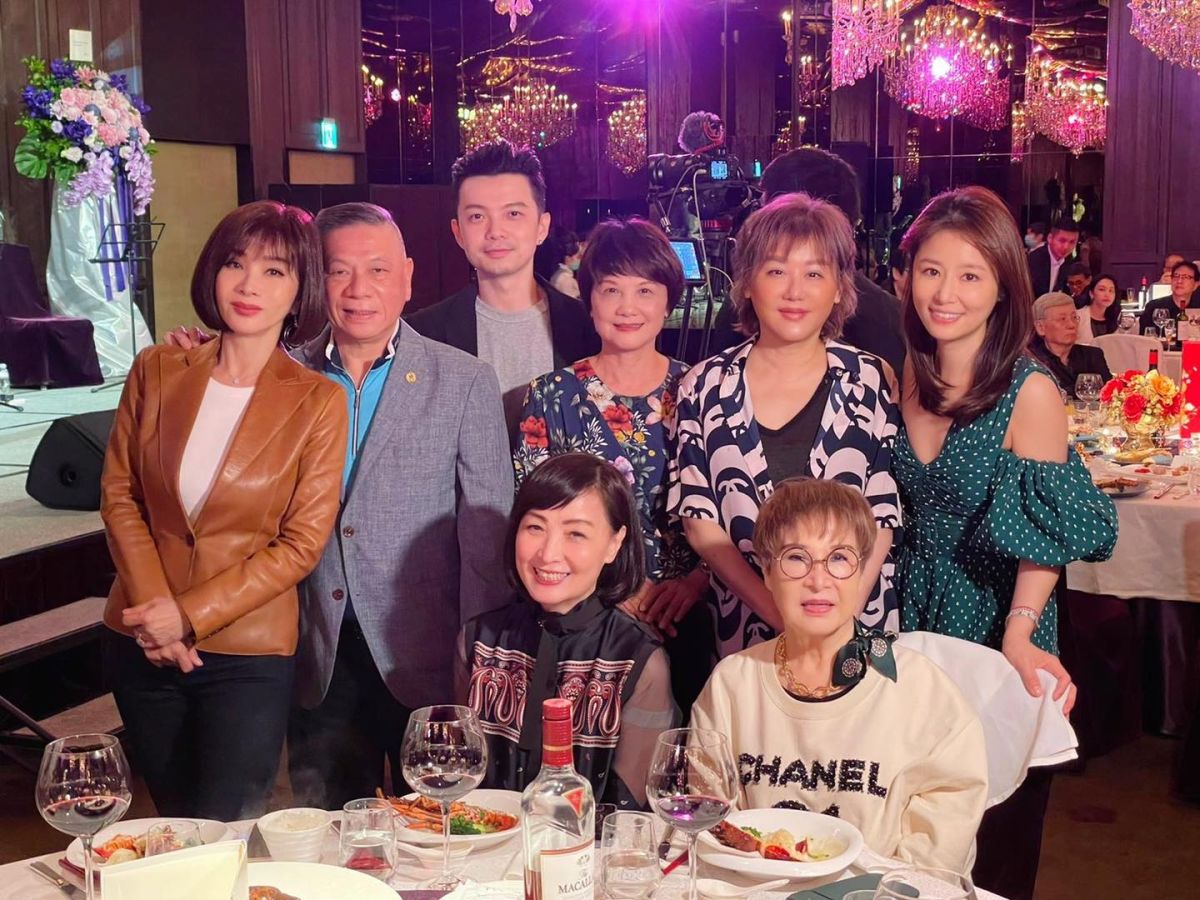 ▲林心如（後排右一）與藍心湄（後排右二）、陳美鳳（後排左一）、寶媽（前排左）等人開心合照。（翻攝自陳美鳳臉書）