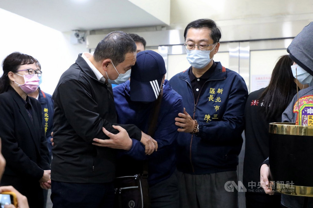 ▲台鐵太魯閣號事故造成重大傷亡，沈姓女高中生遺體4日在警車護送下移靈返回新北，新北市長侯友宜（左2）前往慰問，女學生父親（左3）痛哭失聲。（新北市府提供）中央社記者王鴻國傳真　110年4月4日