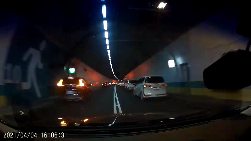 ▲蘆竹分局派員於4日下午專車前往宜蘭接回靈車，返程行經雪隧，民眾車輛均自動讓道，讓警車及移靈車順利通過。（圖／記者李春台翻攝）