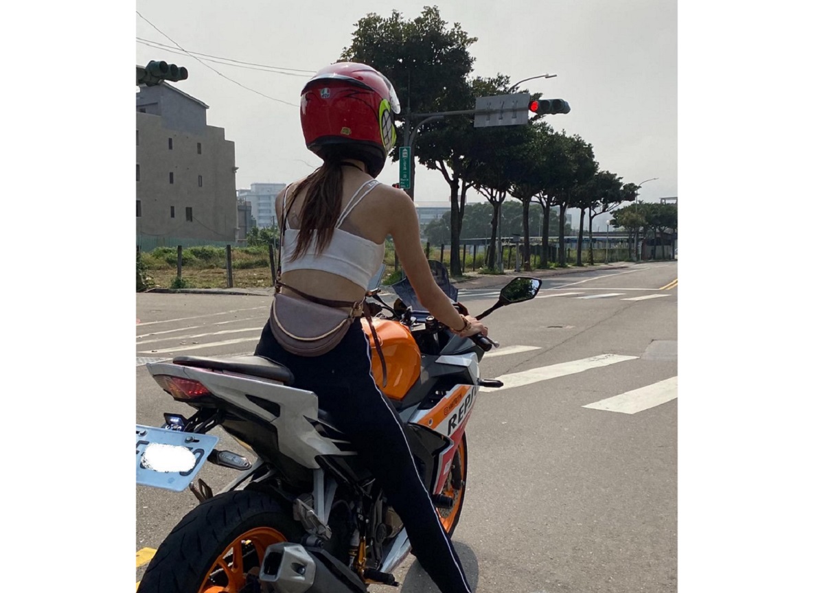 ▲有網友分享自己撞見的重機長腿妹，只見女子背影超殺！讓眾人紛紛敲碗「正面照」，而正臉樣貌曝光後，許多網友都嗨翻，直呼「極品我的天！」（圖／翻攝自重機車友 ❘ 各區路況、天氣回報中心）