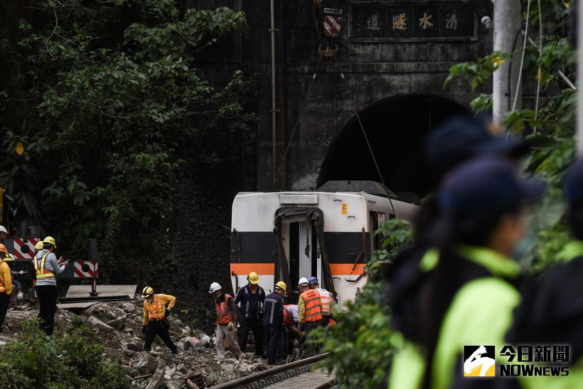 ▲總統蔡英文、副總統賴清德及行政院院長蘇貞昌5日宣佈捐出1個月所得，協助太魯閣號事故傷者及罹難者家屬後續醫療、復健及經濟支持。（圖／記者陳明安攝）