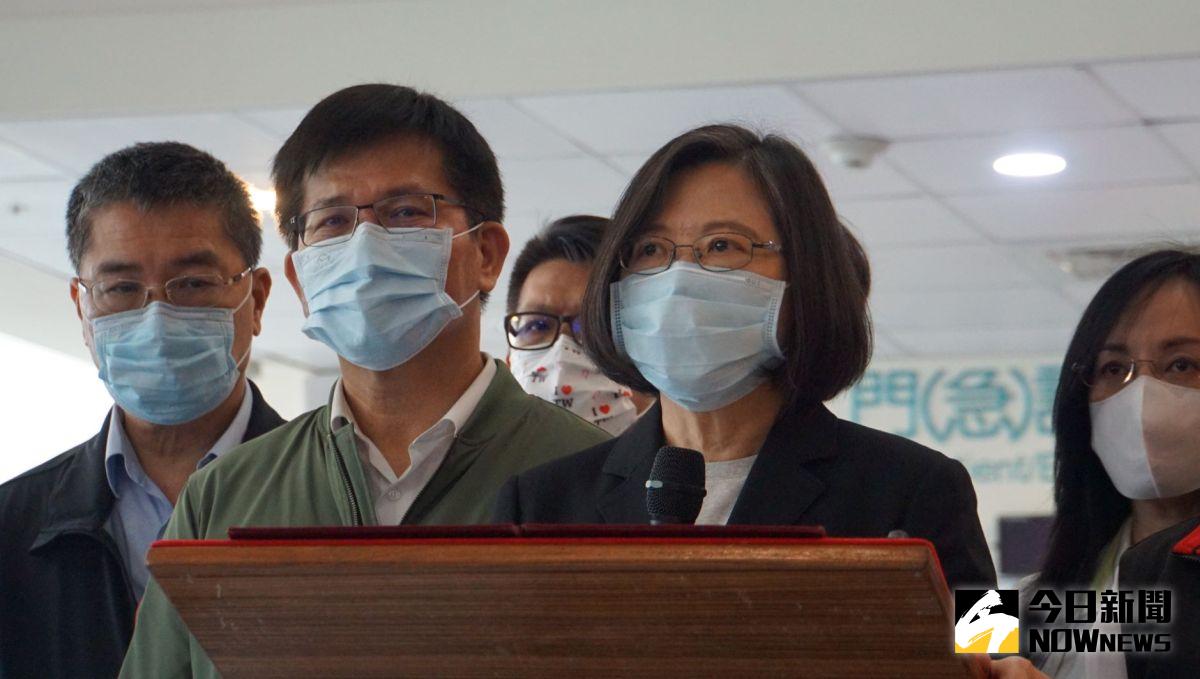 ▲台鐵太魯閣號列車4月2日意外翻覆，交通部長林佳龍（左二）願負責任請辭下台，然而如何預防類似意外發生、後續處理也是民眾關心的議題。(圖／記者呂炯昌攝)