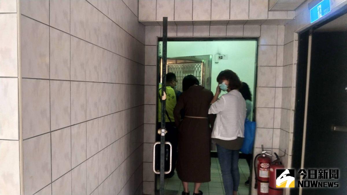 ▲高雄市政府社會局、警察局、區長、里長、社工等，今日上午到罹難者吳姓網紅家中慰問，代表市府先致贈5萬元的慰問金，並討論後續處理的方式。（圖／記者鄭婷襄攝，2021.04.05）