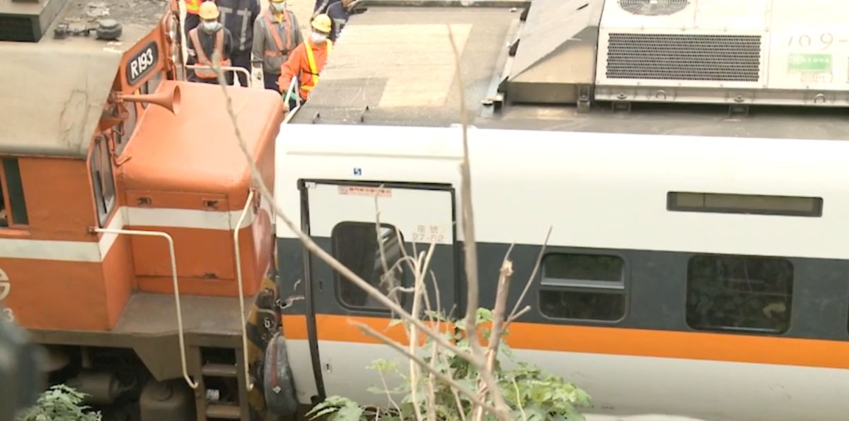 ▲太魯閣號車廂移出作業持續進行中。（圖／記者丁上程拍攝）