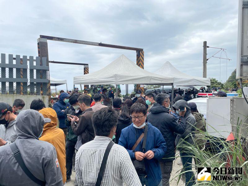 ▲第六節車廂下的遺體在稍早已經證實，就是莊姓憲兵，目前正將遺體挪出中。由於尊重家屬與大體，媒體不拍攝照片，圖為現場情況。（圖/記者丁上程拍攝）