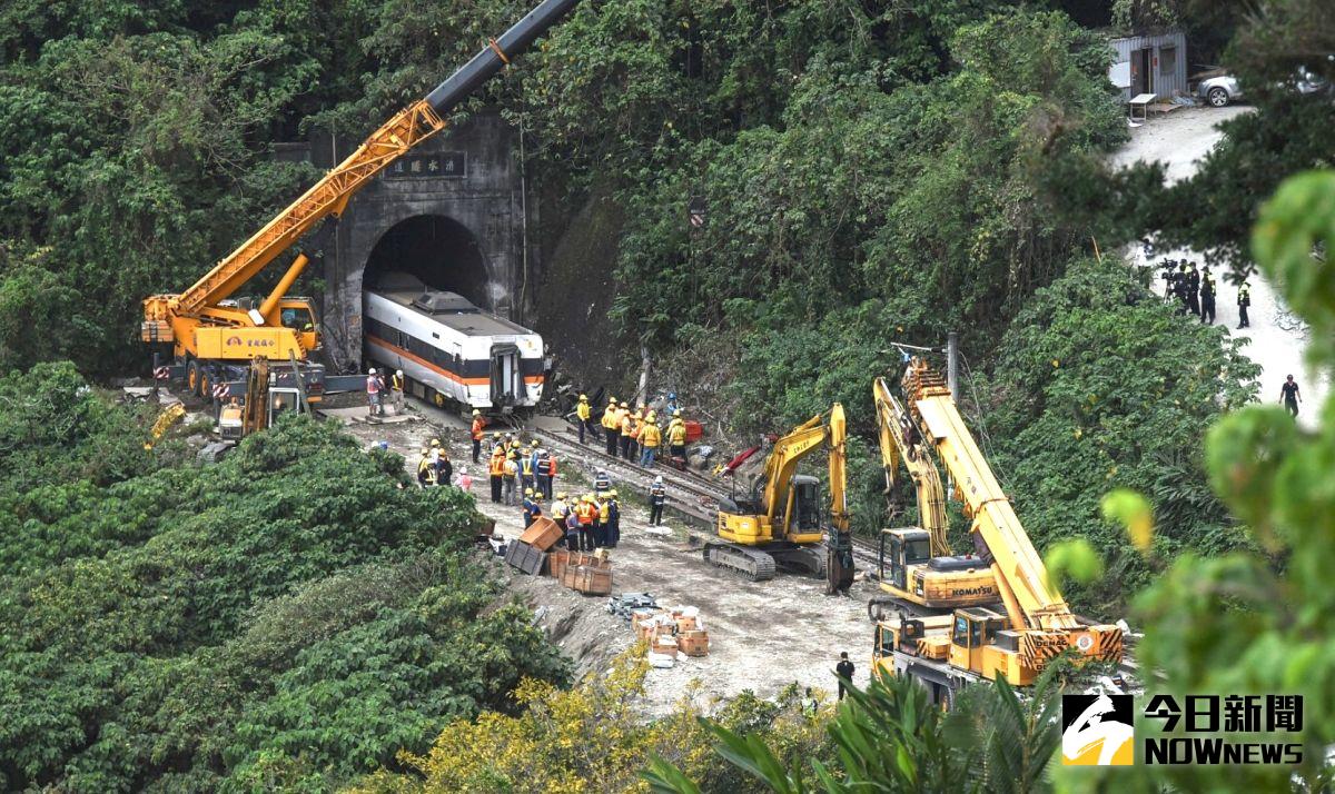 ▲太魯閣出軌意外4日進入第三天，交通部長林佳龍帶著16名工程、土木專家，將針對隧道狀況進行評估。（圖／記者陳明安攝,2021.04.04）