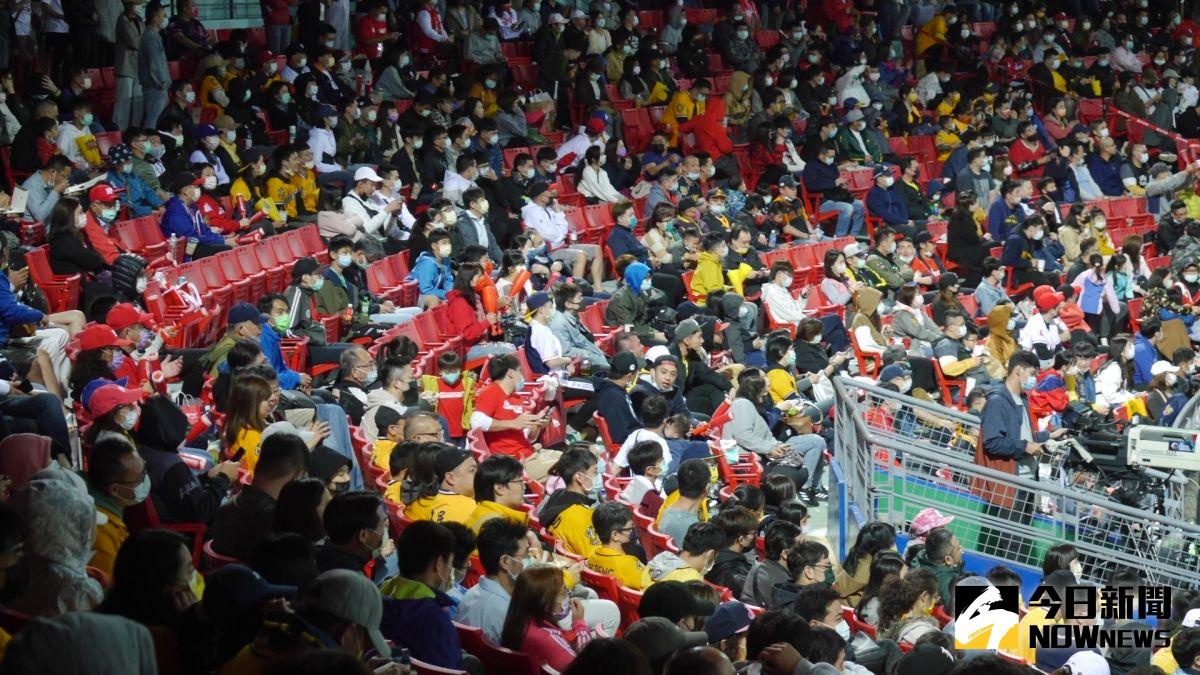 ▲天母龍象大戰吸引滿場球迷。（圖／吳政紘攝）