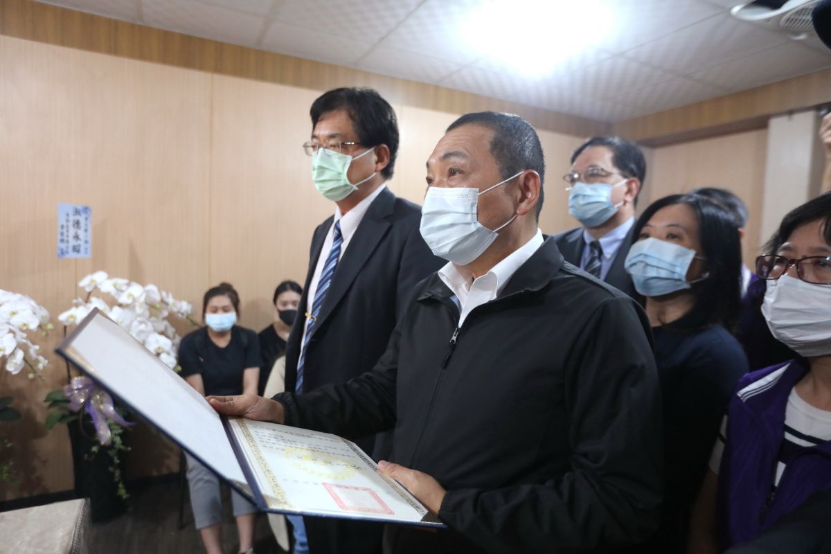 ▲新北市長侯友宜與輔大藝術學院的師長們，在不幸罹難的輔仁大學音樂系曾允鑀同學靈堂前，宣讀她的畢業證書證明文件。（圖／新北市政府提供）