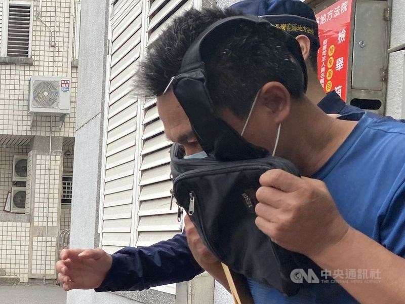 ▲網路流傳太魯閣號事故時涉肇事的李義祥（前）與多人在一旁邊坡上的照片，並指有監造單位勞安人員及其他工人，台鐵5日澄清非事實。（圖/中央社）